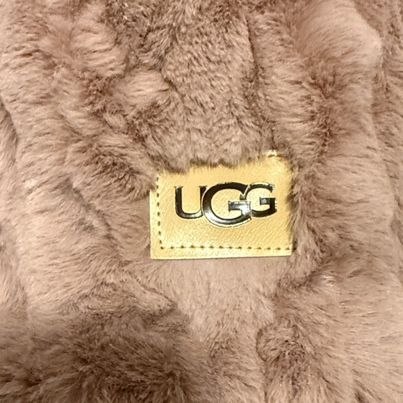 UGG Cozy Pink Cable Knit Throw Blanket - Picture 2 of 4